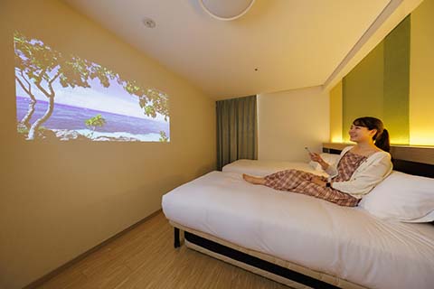 プロジェクターの写真です。全客室にこの夏導入。
